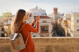 バレンシアの写真を撮影する旅行者