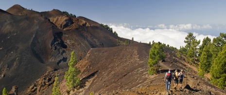 Senderistas en la Ruta de los Volcanes en La Palma, Islas Canarias