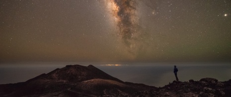 Ein Tourist beim Anblick des Vulkans Teneguía auf La Palma, Kanarische Inseln