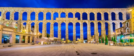 Segovia aqueduct at night