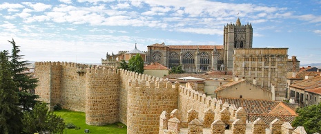 Mur obronny i katedra w mieście Ávila