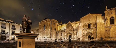Basilique de San Isidoro la nuit à León