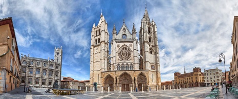 Panorámica exterior de la catedral de León