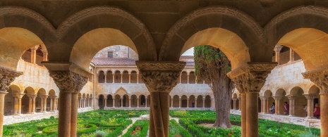 Vista parcial del claustro del Monasterio de Santo Domingo de Silos. Burgos