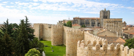 Vista da muralha românica e da Catedral de Cristo Salvador em Ávila, Castilla y León