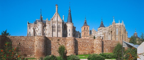Muralla de Astorga con el palacio episcopal obra de Gaudí detrás a la izquierda junto a la catedral