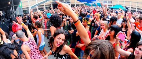 カタルーニャ州バルセロナで開催の音楽フェス「ソナル」で踊る人々