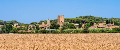 Vue du village médiéval de Peretallada dans la province de Gérone, Catalogne