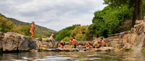 Туристы отдыхают в римских термах курорта Арнедильо, Ла-Риоха