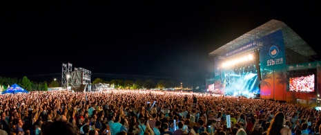 Veduta generale di un concerto del Festival Internazionale di Benicàssim (FIB) a Castellón, Comunità Valenciana