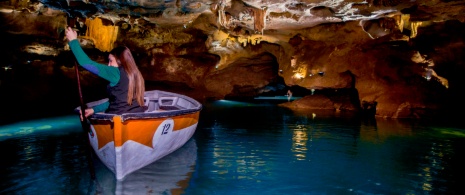 Un turista nelle grotte di San José a La Vall D