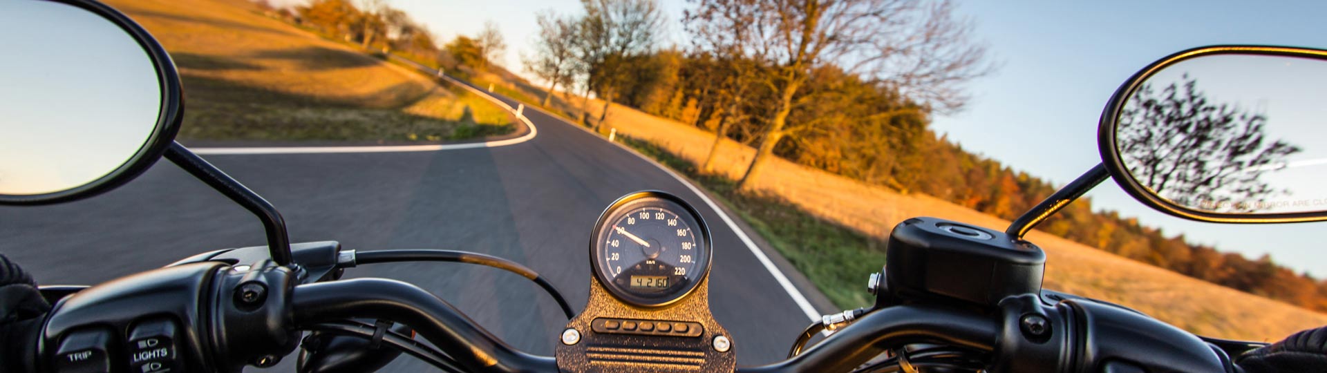 Silhouette d’un motard sur la route