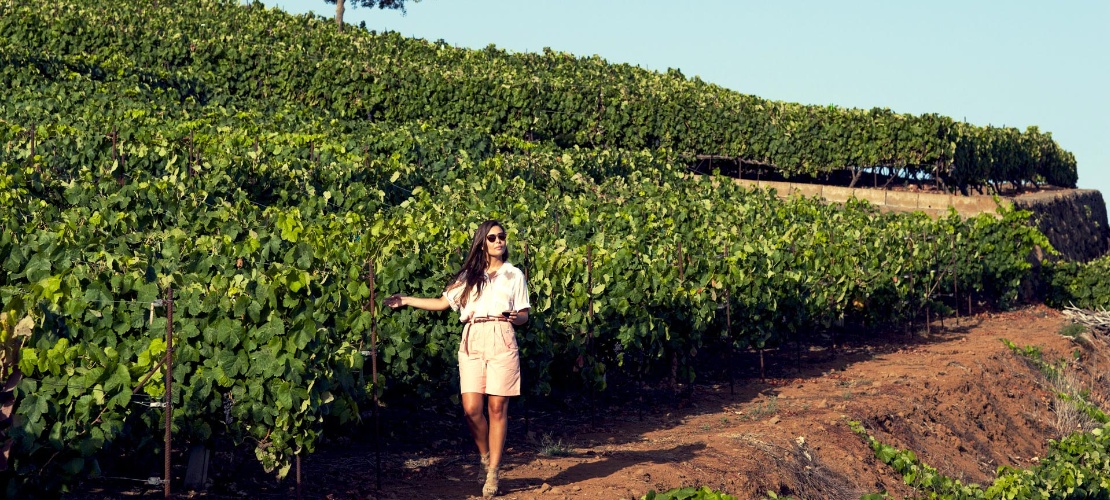Chica paseando por viñedos de Tenerife