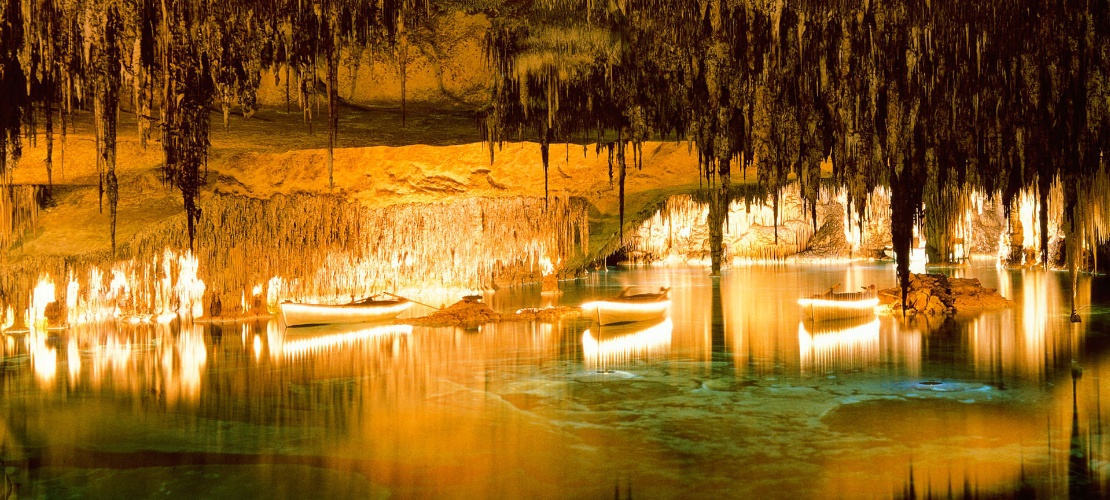 Barquinhos no lago das Cuevas del Drach