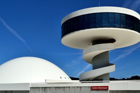 Vista externa do Centro Niemeyer. Avilés