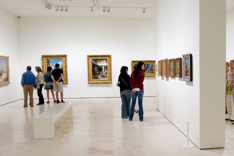 Sala con visitantes en el interior del museo