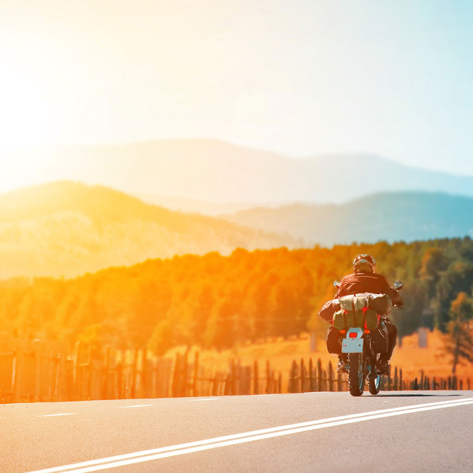 Motocyklista o zachodzie słońca