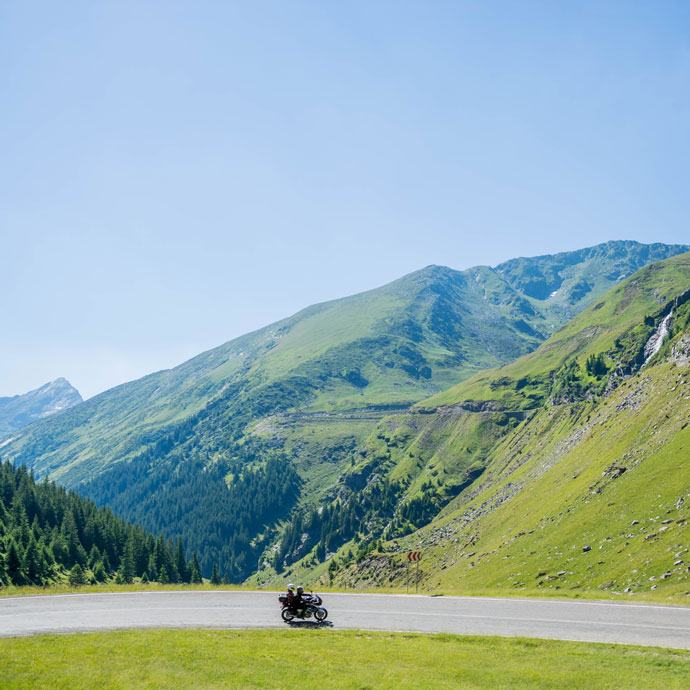 Motociclista lungo un itinerario di montagna
